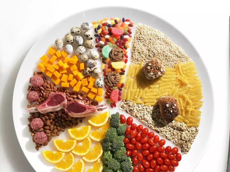 Chế độ dinh dưỡng cân đối với đầy đủ các loại vitamin và khoáng chất không chỉ tăng cường sức khỏe tổng thể mà còn ngăn ngừa các vấn đề liên quan đến cơ xương khớp.