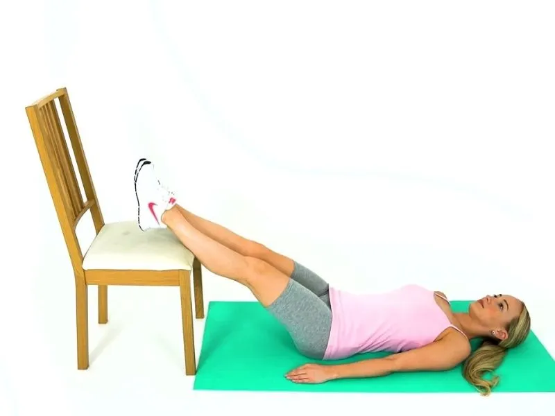 Hướng dẫn thực hiện một số bài tập yoga chữa giãn tĩnh mạch chân - Bài tập kê cao chân Buerger-Allen Exercise