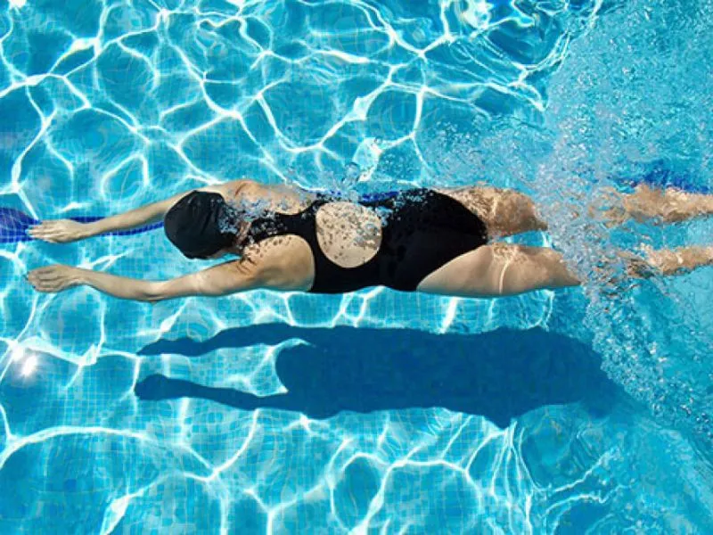 Bị giãn tĩnh mạch chân có nên bơi lội không?