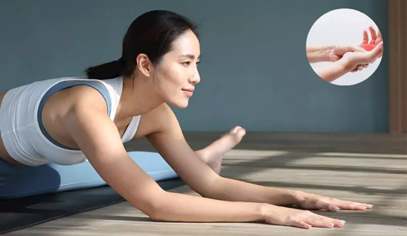Tập yoga giảm tê bì tay chân