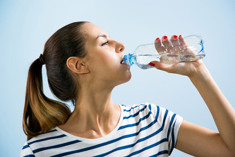 Uống đủ 2 lít nước mỗi ngày còn giúp giảm thiểu tối đa tình trạng khô mỏi mắt