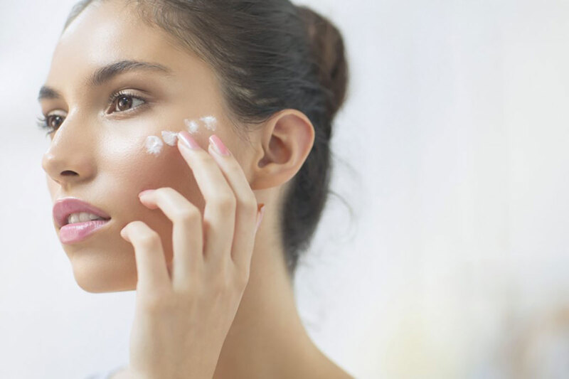 Việc sử dụng thêm kem dưỡng ẩm chuyên biệt dành cho da mắt là bước không thể thiếu giúp bảo vệ vùng da quanh mắt