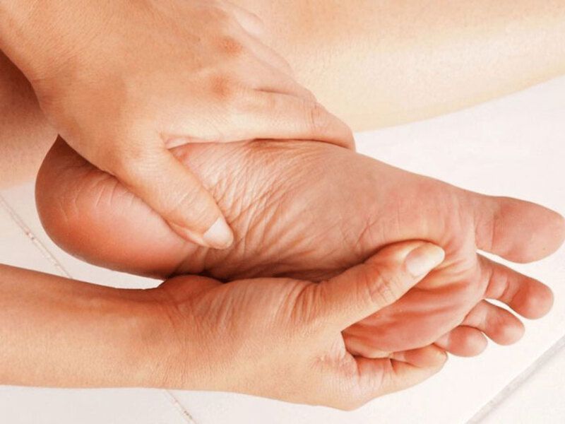 Cách massage xoa bóp chân cho người già