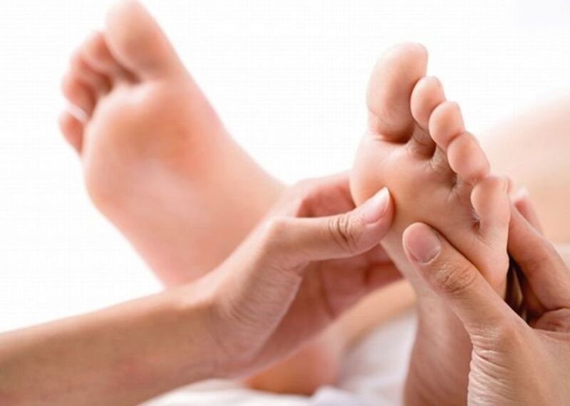 Cách massage xoa bóp chân cho người già
