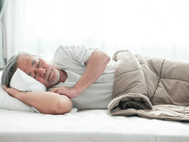 Chăm sóc cho giấc ngủ đủ giấc là một trong những cách điều trị bệnh đau lưng ở nam giới trẻ.