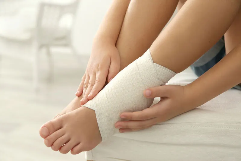 Bị bong gân chân nên làm gì để giảm đau hiệu quả