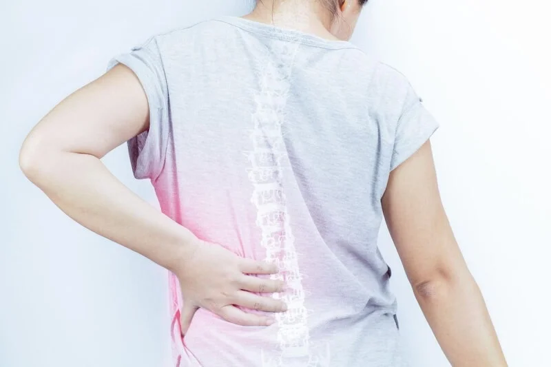 Thoát vị đĩa đệm là một trong những nguyên nhân dẫn đến đau lưng