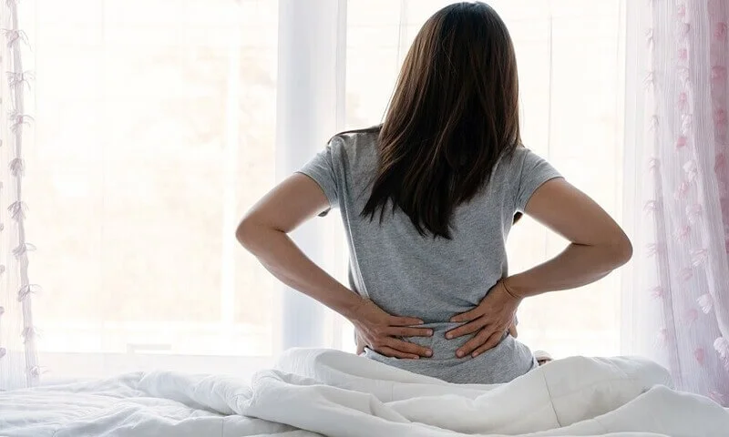Đau vùng lưng là triệu chứng thường gặp của giãn cơ lưng