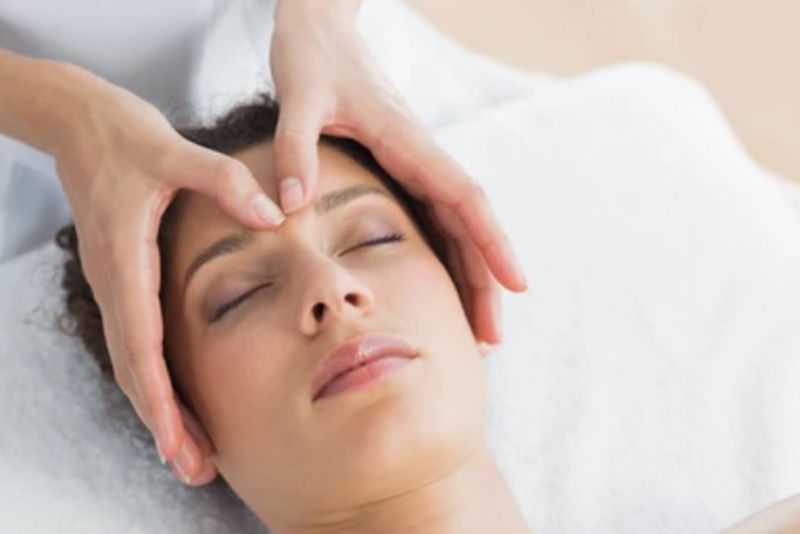 Thời điểm vàng để thực hiện cách massage mắt giảm thâm quầng hiệu quả