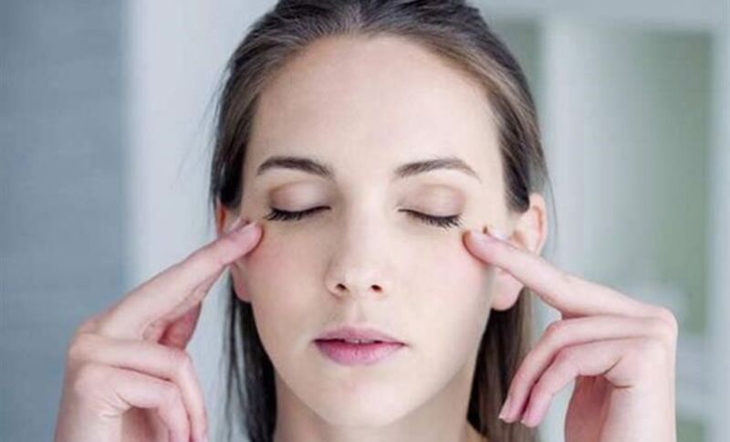 Cách massage mắt giảm quầng thâm trong 30s