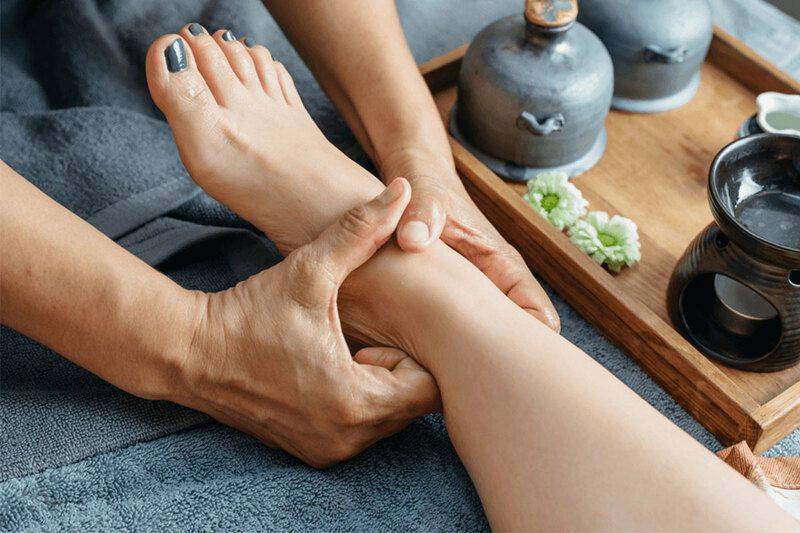6 huyệt ở bàn chân: Vị trí, Tác dụng và Cách bấm huyệt