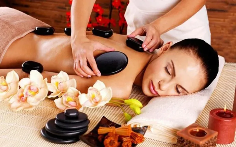 Top 10 các loại hình massage thông dụng ngày nay - Massage bằng đá nóng