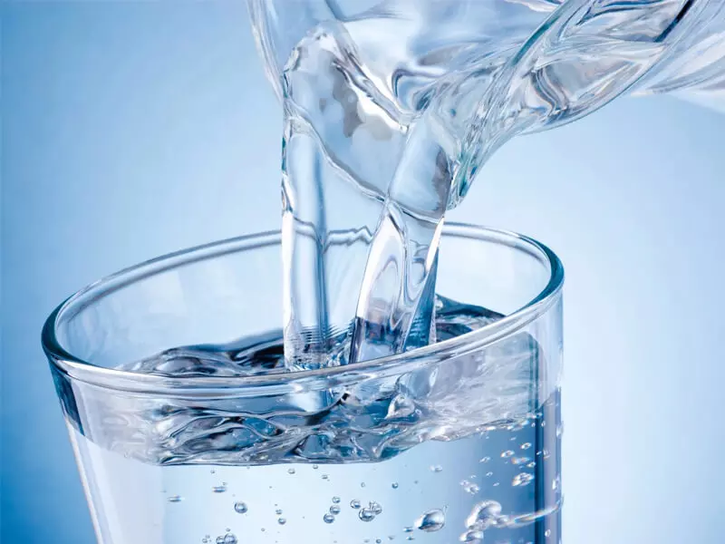 Uống đủ nước là yếu tố then chốt, vì nước đóng vai trò lớn trong việc giảm cân tích cực.