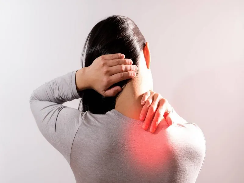 Hiện tượng đau cứng cổ xảy ra do nguyên nhân gì?