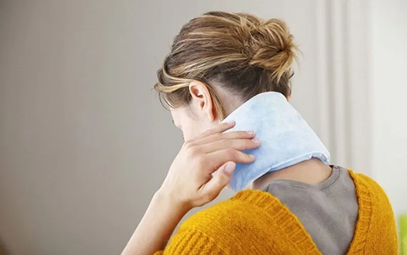 Cách chữa đau cứng cổ gáy dứt điểm tại nhà - Áp dụng một số mẹo chườm chữa cứng cổ