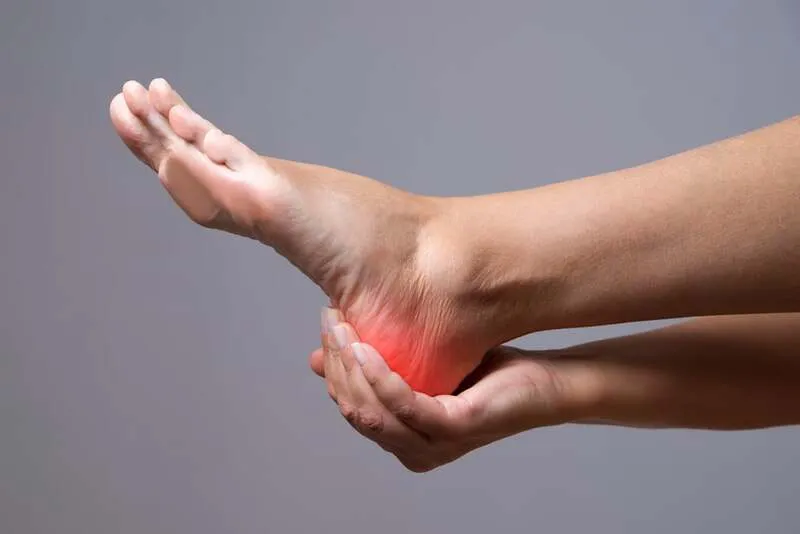 Cách chữa đau gót chân khi ngủ dậy hiệu quả nhất