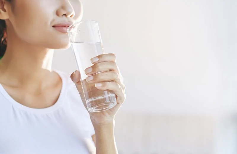 Khuyến khích người bệnh uống đủ 2 lít nước lọc mỗi ngày