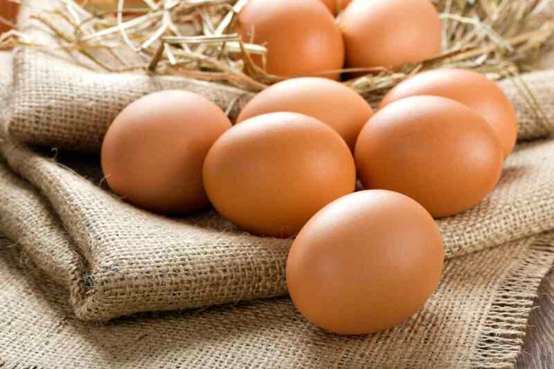 Trứng gà được coi như vị “cứu tinh” trong việc làm mờ nếp nhăn vùng mắt