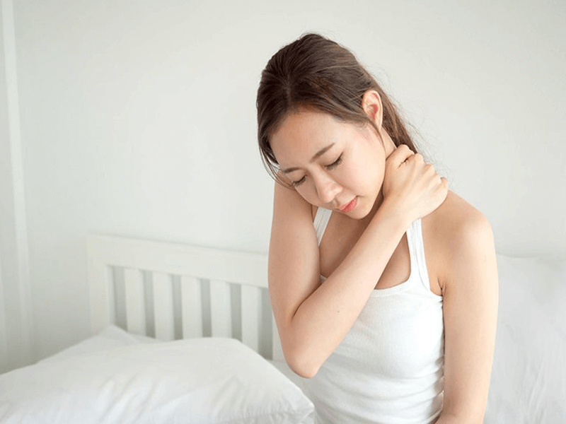 Ngủ sai tư thế cũng có thể gây đau đầu sau gáy