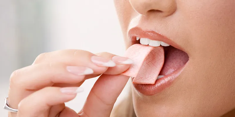 Nhai kẹo cao su giúp giảm mỡ cằm và mặt