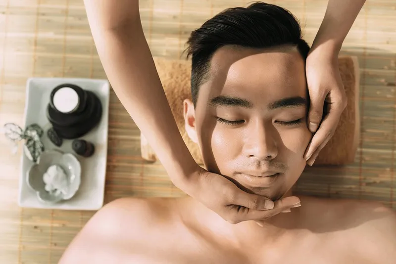cách giảm mỡ mặt cho nam trong 1 tuần hiệu quả nhất là thực hiện các động tác massage mặt