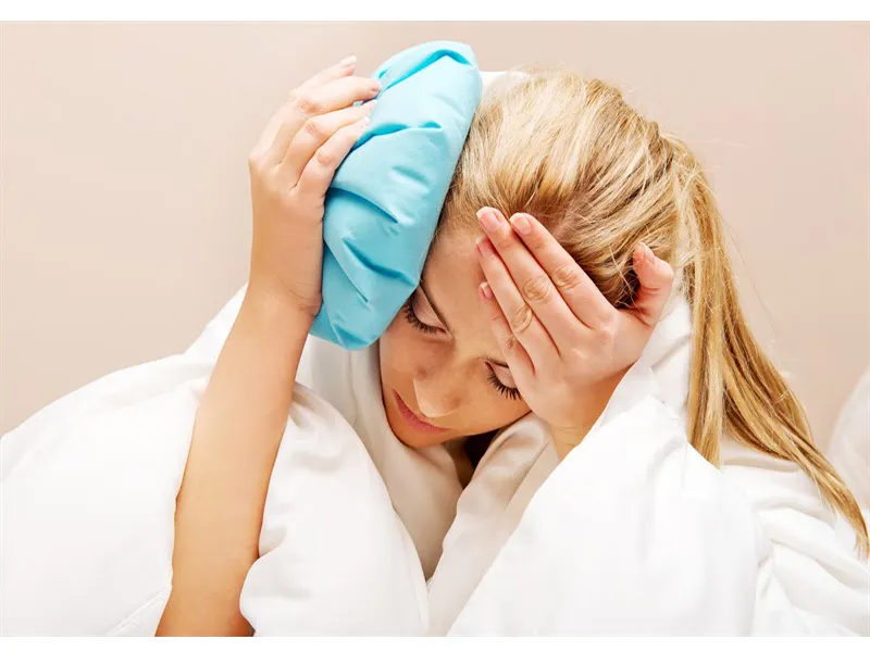 Áp dụng chườm nóng hoặc lạnh lên các vị trí đầu và cổ có thể giúp giảm cảm giác đau và giảm sưng.