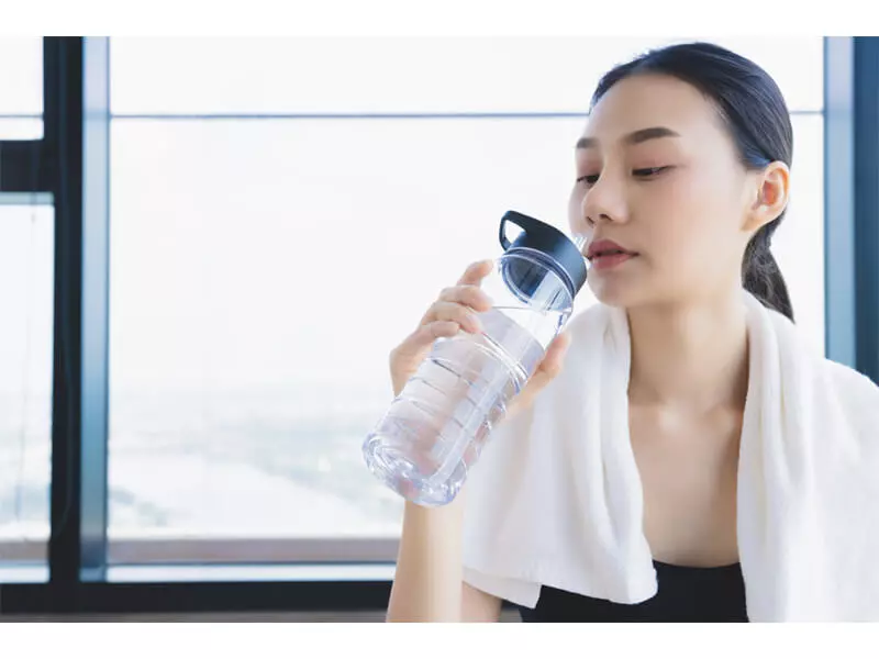 Uống đủ nước giúp da đàn hồi tốt