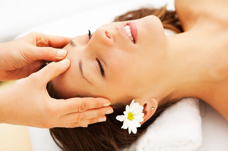 Cách massage giảm đau đầu ở phần đỉnh đầu