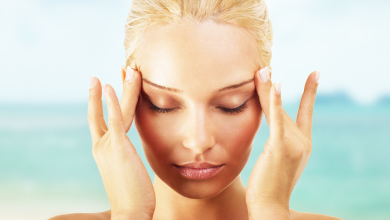 Khi massage vùng da quanh mắt trước khi ngủ, bạn cần kiểm soát lực đạo thật nhẹ nhàng
