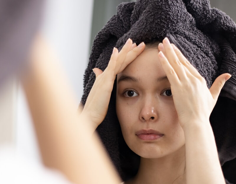 Mặc dù mang đến rất nhiều lợi ích khác nhau, tuy nhiên, bạn không nên lạm dụng massage mặt bằng tay trước khi ngủ