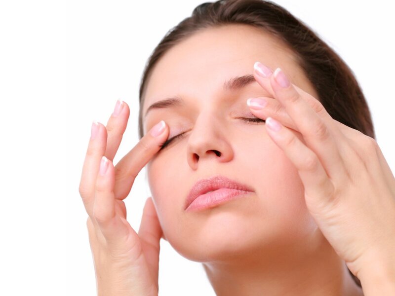 Massage mắt và vùng da xung quanh mắt là phương pháp hữu hiệu giúp thư giãn và kích thích tuần hoàn máu