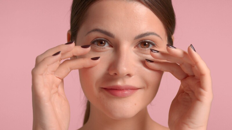 Massage mắt bằng dầu dừa mang đến nhiều công dụng hiệu quả trong việc xoá nếp nhăn