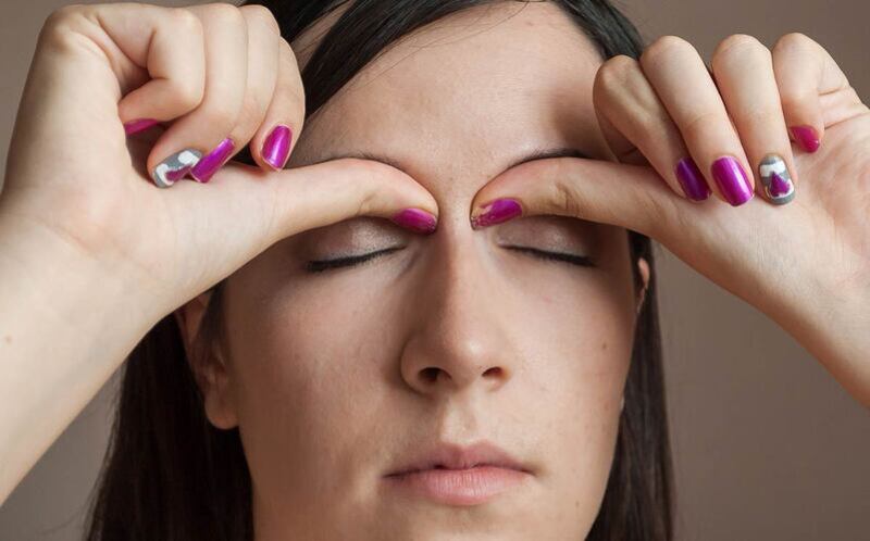 Trong quá trình massage, cần kiểm soát lực đạo nhẹ nhàng để tránh làm tổn thương da mắt