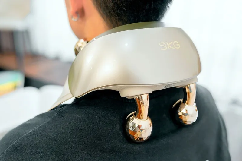 Xem xét chất liệu khi phân biệt máy massage SKG thật với hàng nhái 