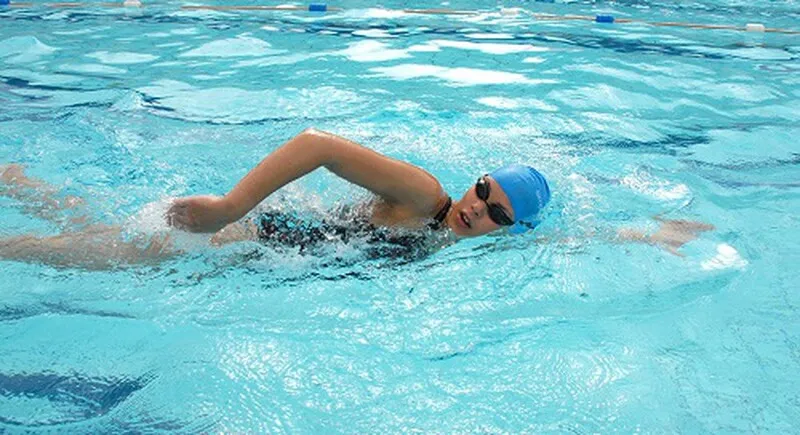 Hướng dẫn một số cách tiêu hao calo nhanh nhất ngay tại nhà - Bơi lội, đá bóng, nhảy dây  
