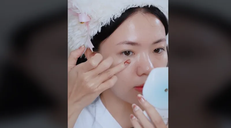 Cách thực hiện che bọng mắt với kem che khuyết điểm 