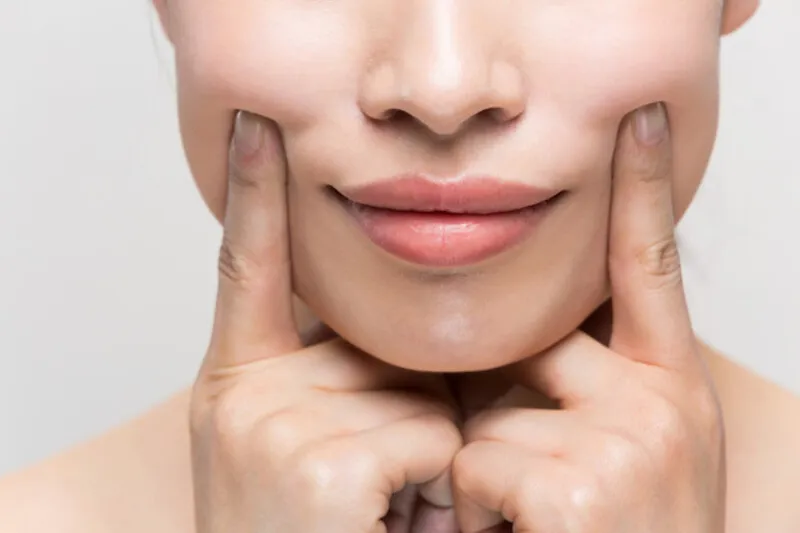  Đảm bảo da đủ độ ẩm trước khi trang điểm che rãnh cười 