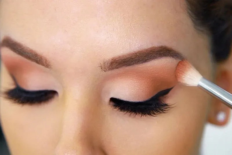  Tập trung make up mí mắt trên để làm giảm độ lồi của mắt 