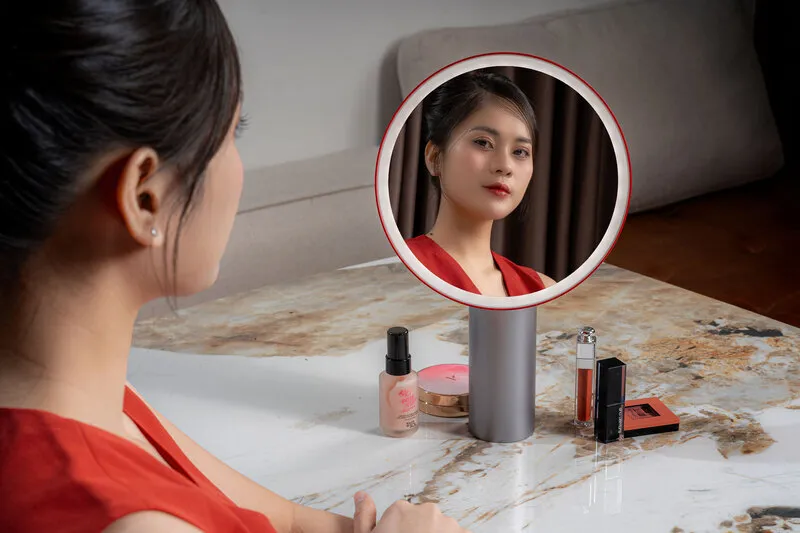 Gương KATA Miro O2 giúp căn chỉnh ánh sáng khi makeup 