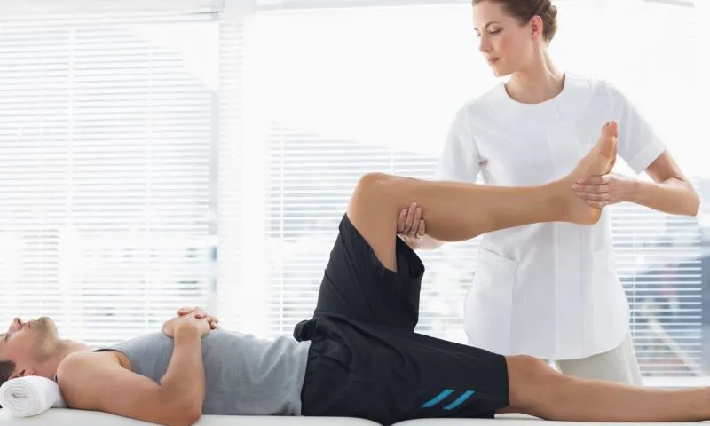 Vật lý trị liệu là một phương pháp quan trọng trong việc điều trị và phục hồi chức năng khi bị trật khớp chân