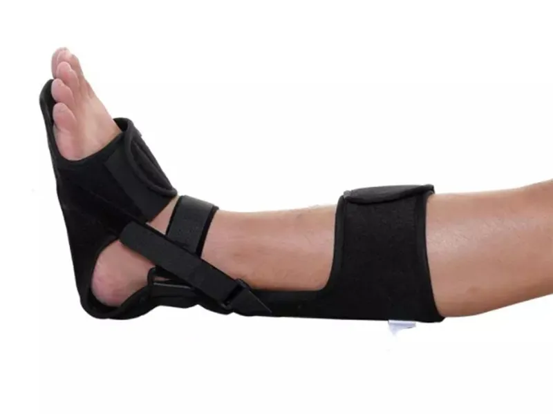 Sử dụng nẹp cố định khớp chân là một trong những cách trị trật chân tại nhà mang lại hiệu quả cao.