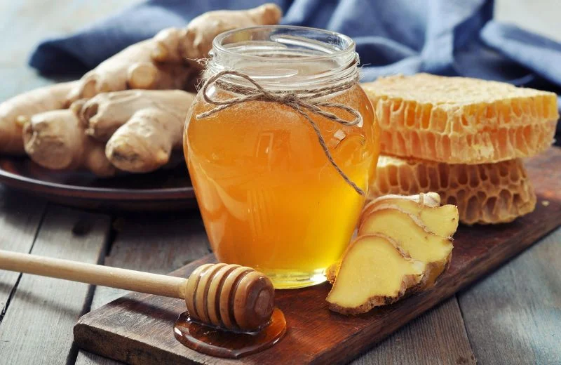Pha mật ong uống với gừng giảm tích tụ mỡ ở vùng eo