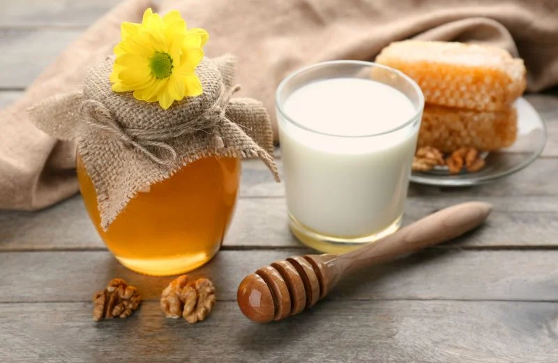 Sữa và mật ong giúp thúc đẩy quá trình trao đổi chất