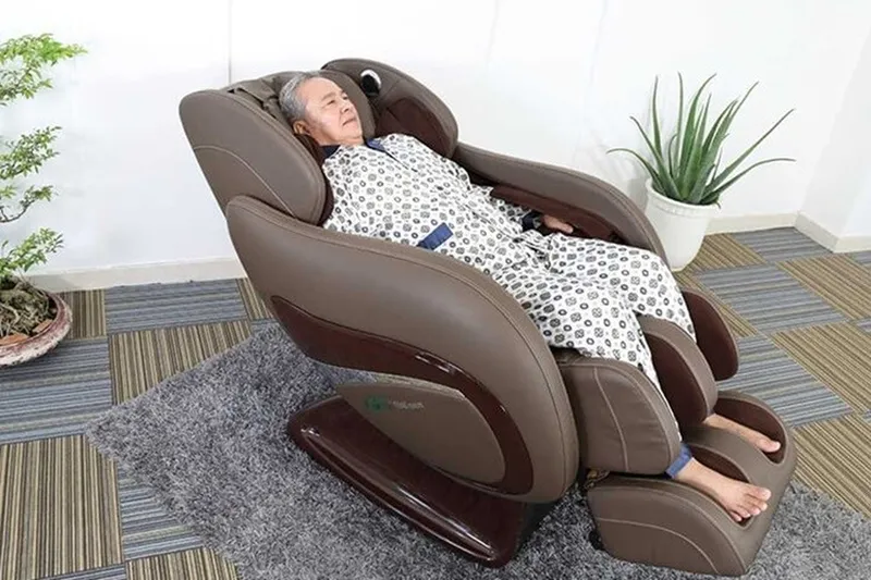 Trả lời có nên mua ghế massage cho người già không?