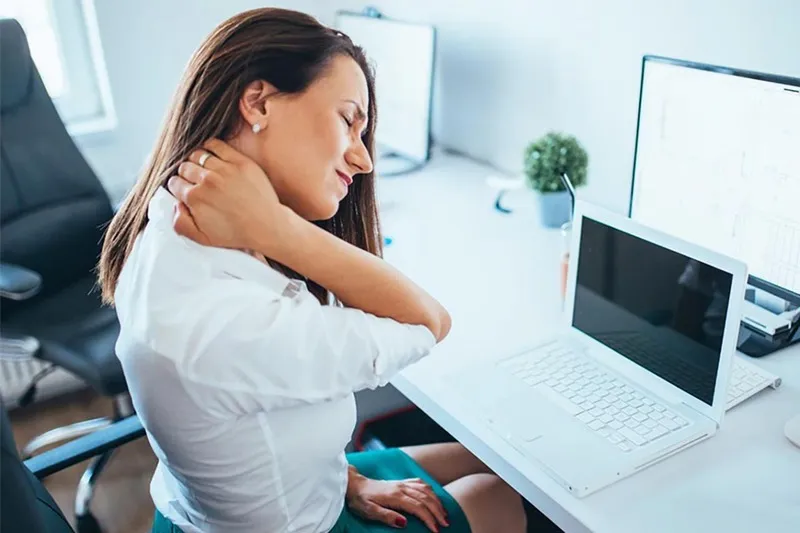 Những lý do khiến dân văn phòng thường xuyên đau nhức cổ? 