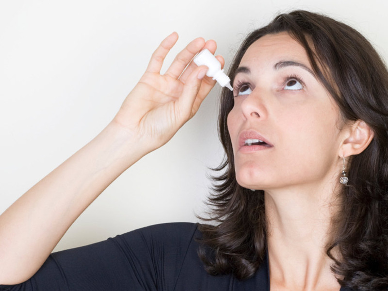 Nếu tình trạng đau nhức hốc mắt chỉ ở mức độ nhẹ, người bệnh có thể sử dụng thuốc uống và thuốc nhỏ mắt để giảm thiểu đau nhức