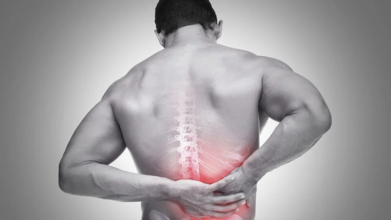 Độ tuổi nào cũng có thể mắc phải tình trạng cúi người bị đau lưng 