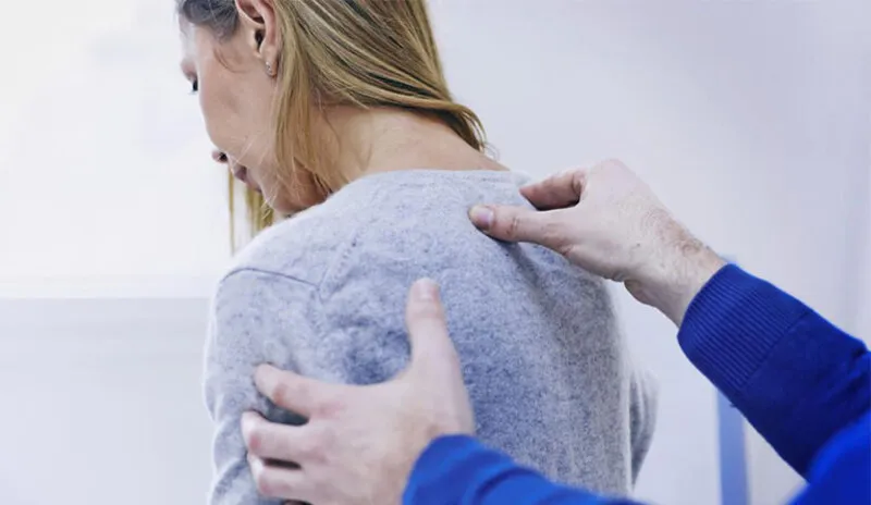 Tại sao tự nhiên bị đau lưng trên?
