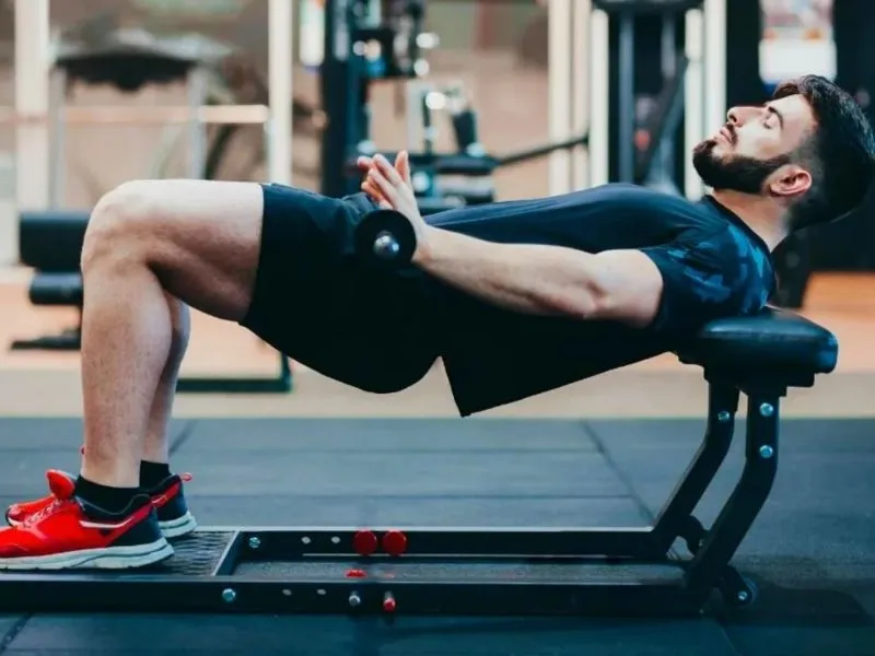 Tập Hip Thrust kết hợp ghế để tăng cường cơ mông - bụng 