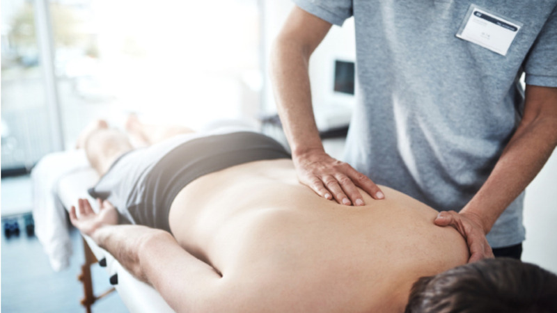Các chuyên gia y tế cho rằng, massage trị đau lưng là cách kích thích các mạch máu giúp chúng hoạt động tốt hơn, từ đó thúc đẩy hoạt động của hệ tuần hoàn máu